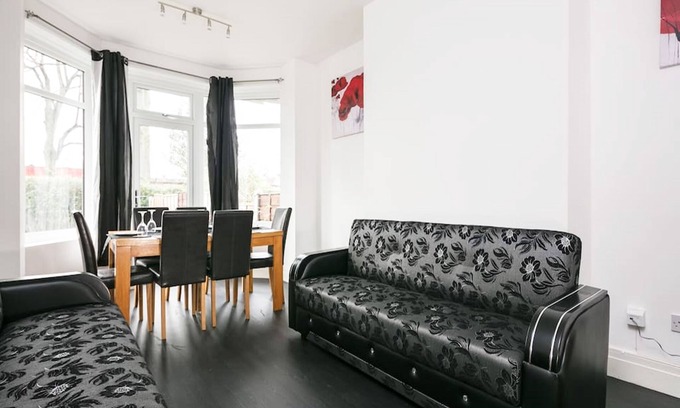 Chorlton-cum-Hardy House | Shared Short Term Let South Manchester