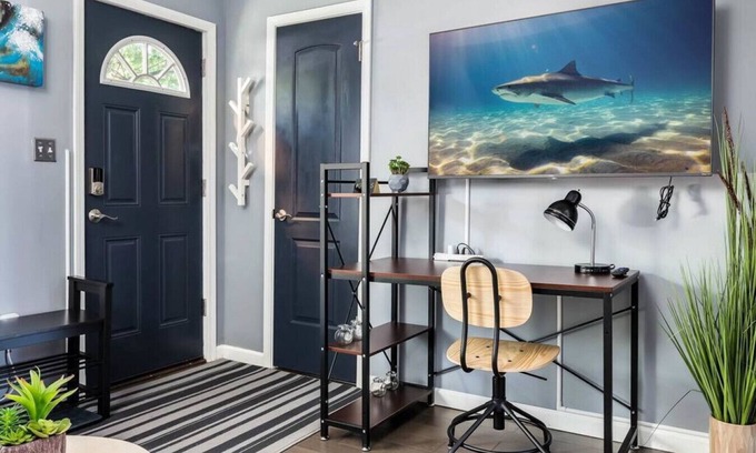 Riverview Apartment | Shark House · Shark House✦King Bed✦30+day✦11 min to city✦