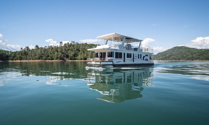 Lakehead Boat Rental | Shasta Marina's Thoroughbred Houseboat