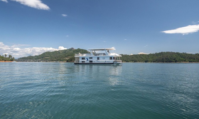 Lakehead Boat Rental | Shasta Marina Thoroughbred Houseboat.