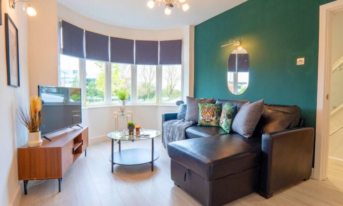 Bloxwich House | Sheldon House 3 bedrooms Next to the Airport, NEC & Resorts World