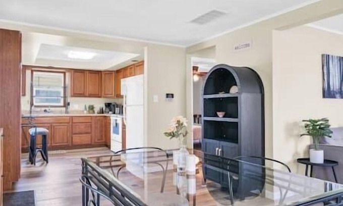 Rantoul House | Sheldon House a 3-bedroom stay perfect for relaxing sleep