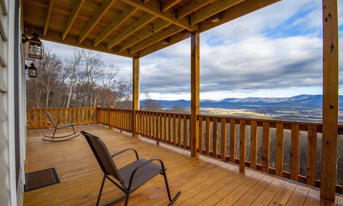 Luray Cabin | Shenandoah Manor - Pet friendly lodge with a hot tub and amazing views!