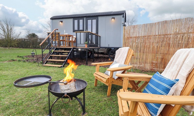 Aubourn Cottage | SHEPHERDS HUT - ASH, pet friendly, with hot tub in Lincoln