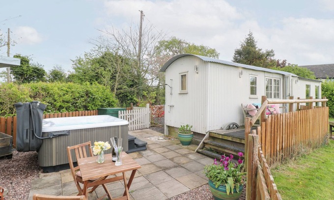 Rugeley Cottage | SHEPHERDS HUT, pet friendly, with hot tub in Rugeley