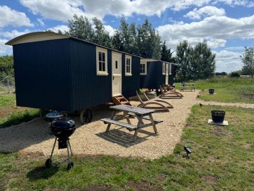 Brackley House | ShepherdsHut-Cotswolds-PetFriendly-WoodBurner