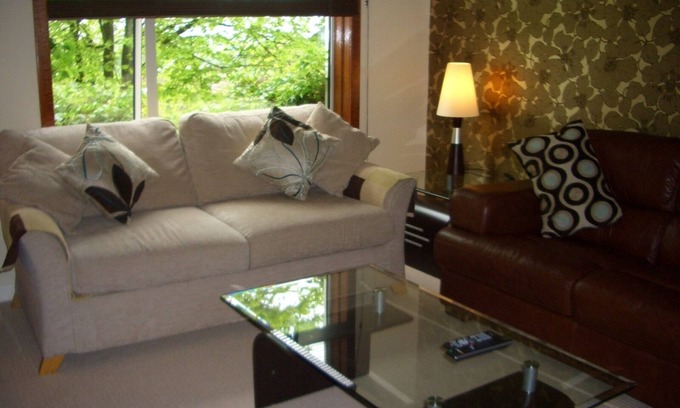 Pollokshields Apartment | Sherbrooke 2-Bedroom Apartment n4 Star - Parking - Free WiFi - Quiet Location
