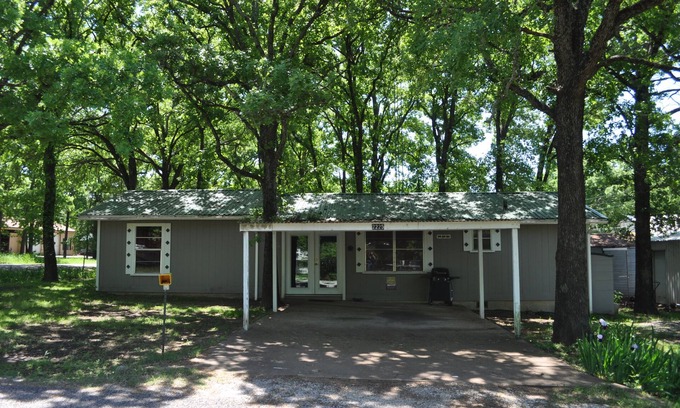 Gordonville House | Sherwood Oaks Lodge Sleeps 4-5.