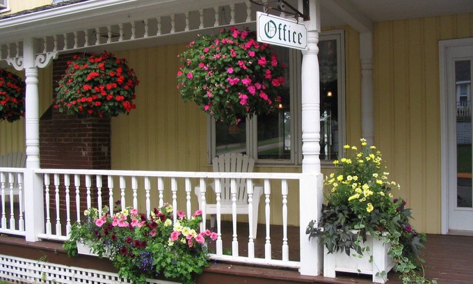 Green Gables Hotel | Shining Waters Country Inn