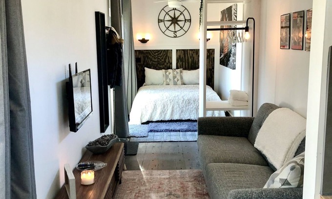 Elmo Cabin | Shipping Container Home with Waterfront View ✨ 45 min from Dallas