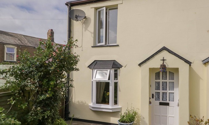 Haverigg Cottage | SHIPWRECK COTTAGE, pet friendly, country holiday cottage in Haverigg