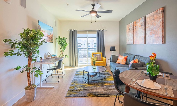 Desert View Village Condo | Shop 》Dine》Golf》Swim》Hot Tub》King Bed+Free Parking