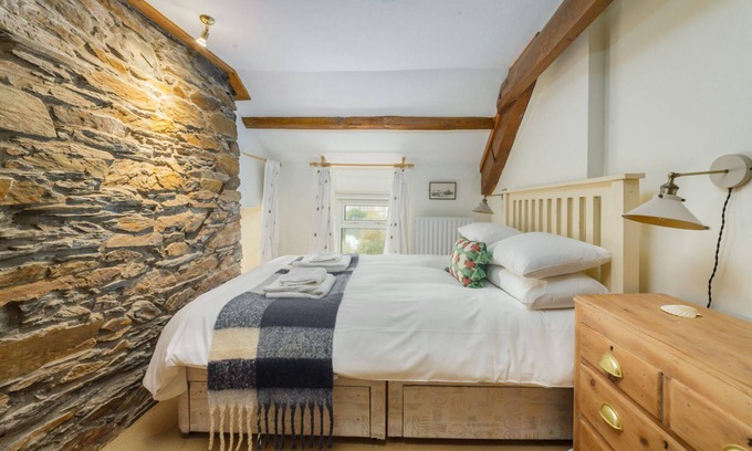 Laxey Cottage | Shore Cottage - a holiday cottage that sleeps 6 guests in 3 bedrooms