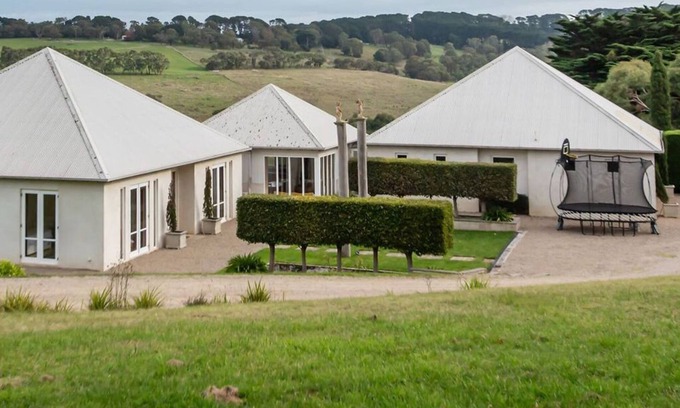 Shoreham House | Shoreham Homestead Walk to Vineyards