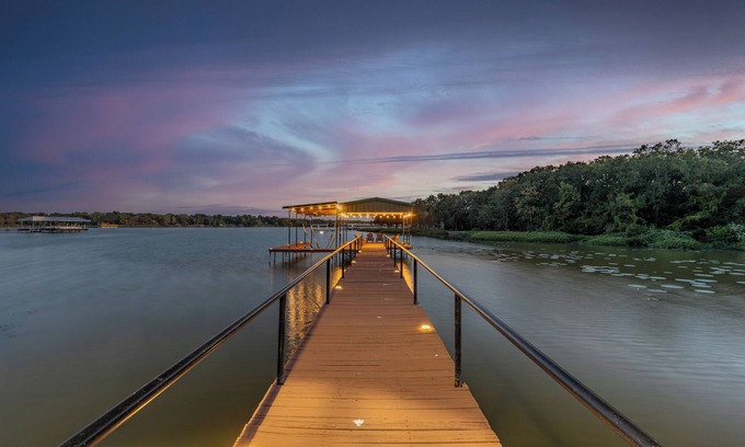 Quinlan House | Shoreline Escape: The Luxury living in Lake Tawakoni