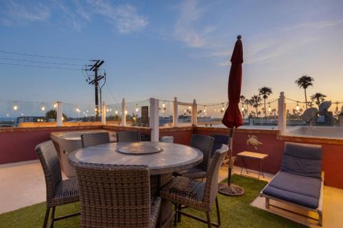 Balboa Peninsula House | Shoreline Villa by AvantStay Steps to the Beach Bay Pier