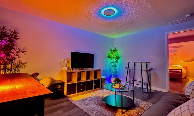 Calgary Apartment | Short or Long Term | Pet Friendly | Dog Park | King Bed | Laundry | Wifi