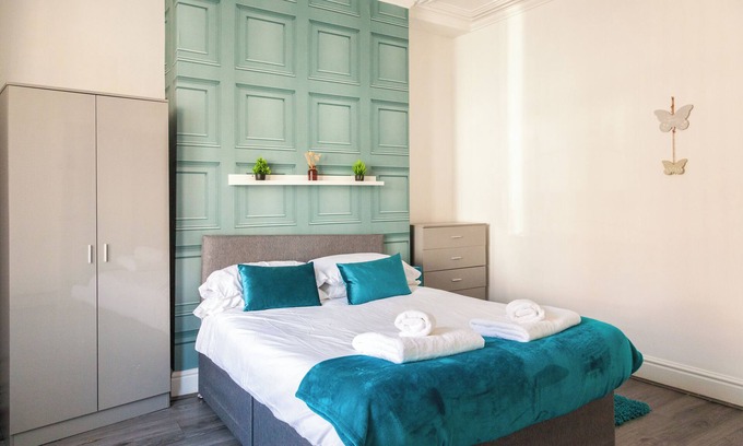 Everton House | Short stays 20% off Large comfy house with parking