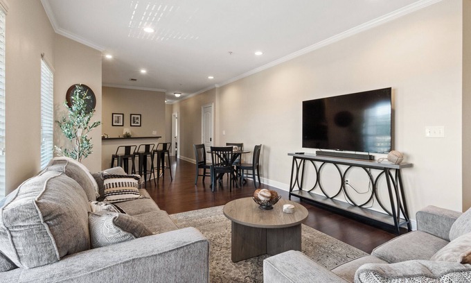 Tuscaloosa Condo | Short walk to BD Stadium and the University. 3.5m from River Run Park.