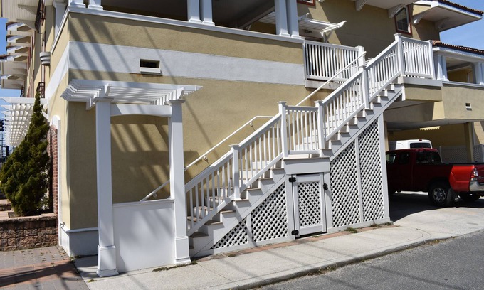 Gold Coast Condo | Short walk to the Beach! 4 bedroom, sleeps 9!