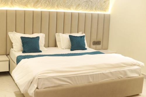 Radha Kund Hotel | Shri Radha Oasis