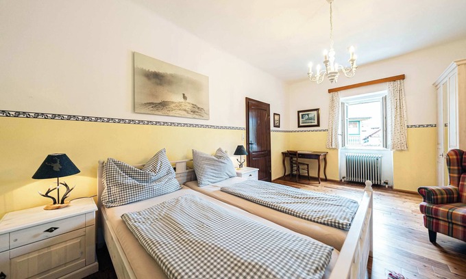 Altaussee Apartment | Sieglgut: Hofmannsthal Suite | Kitchen | Parking