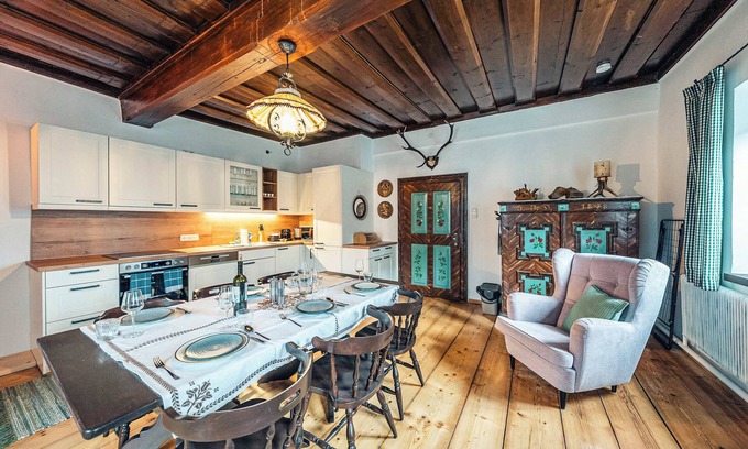 Altaussee Apartment | Sieglgut: Strauss Suite | Kitchen | Parking