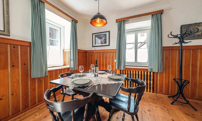 Altaussee Apartment | Sieglgut: Theodor Herzl Suite | Kitchen | Parking
