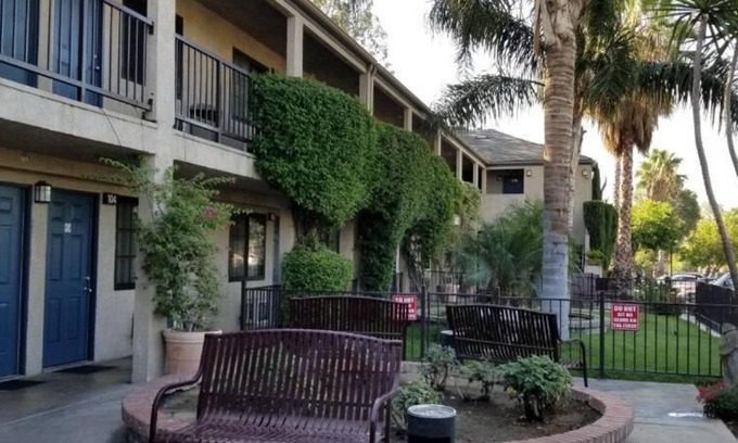 Bloomington Hotel | Sierra Crossing Motel