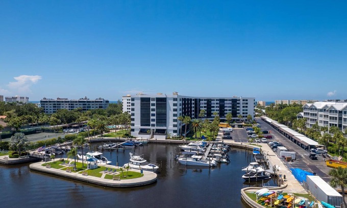 Siesta Key Condo | Siesta Key Waterfront w/VIEWS,Pool, 2bed/2bath w/Hot Tub, AC, Fitness Room,WiFi