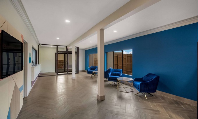 Woodlake - Briar Meadow Hotel | Signature Inn Houston Galleria