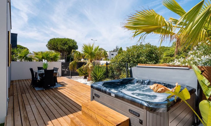 Le Grau-dʼAgde House | Signature Suite, Elegance with Private Jacuzzi