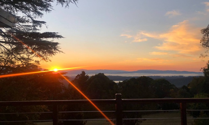 Mount Dandenong House | Silvan Dam View - Family Mountain House