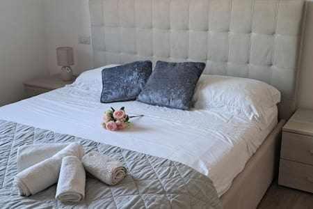 San Fermo della Battaglia Apartment | Silver Home