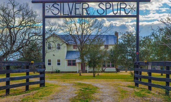 Fayetteville House | Silverspur at Round Top- Amazing restored 1800's Farmhouse on 40 acres w/a pool!