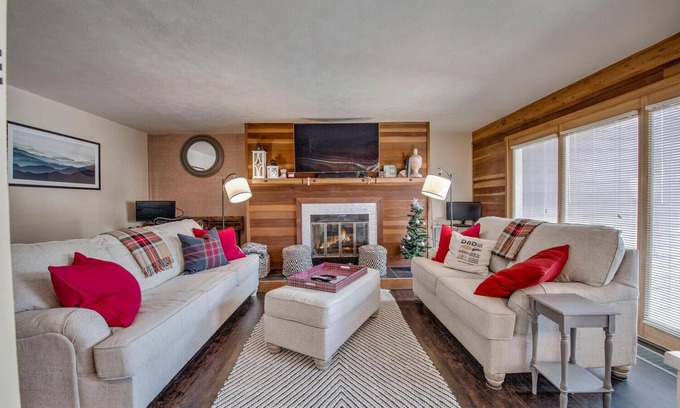 Wildernest Condo | Silverthorne Condo with Mtn views, Pool & Hot tub
