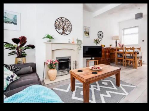Thatto Heath House | Simons Cosy 2 bedroom home sleeps 5, contractors Welcome