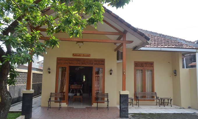 Banguntapan House | Simple 3BR House in Yogyakarta + WiFi + TV + Hot Water