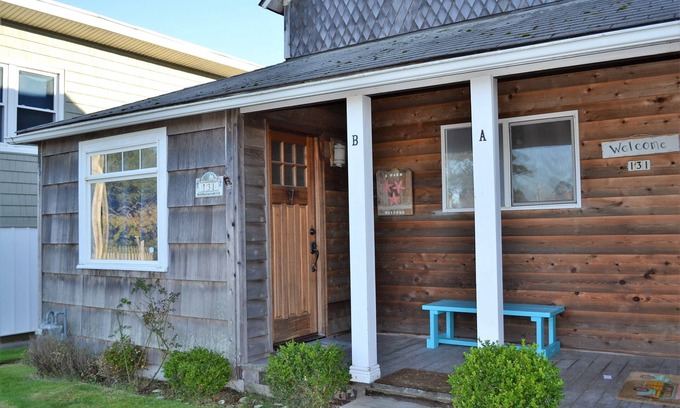 Seaside House | Simply Adorable and close to Beach, Restaurants,Brew Pub, Theater, Shops and all
