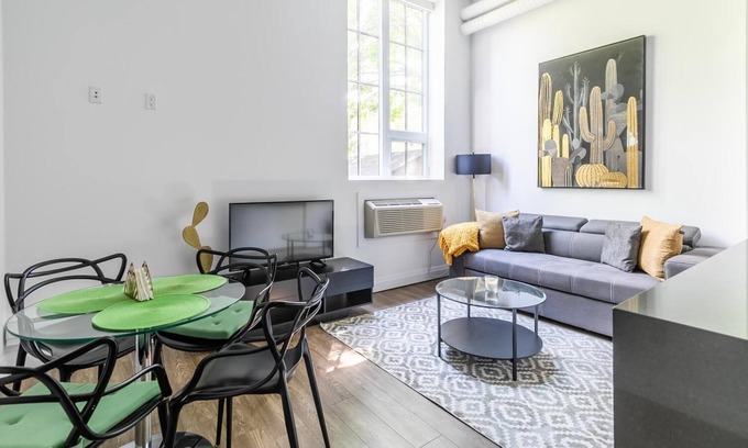 Kirkendall North Apartment | Simply Comfort. 1 Bedroom LOFT. Free Parking. Gym