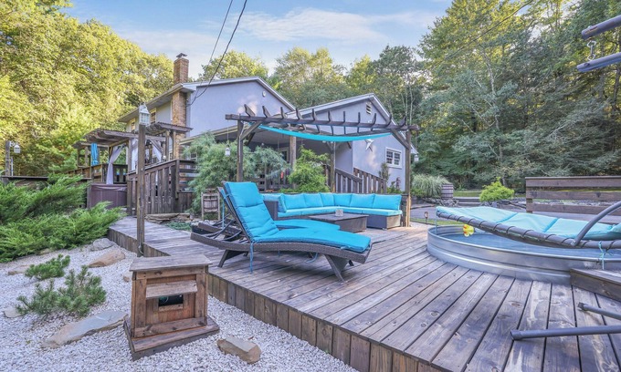 Stroudsburg House | Simply Serene - Wild West City - 4 acres of Privacy - Sauna/Spa/Golf/Pool
