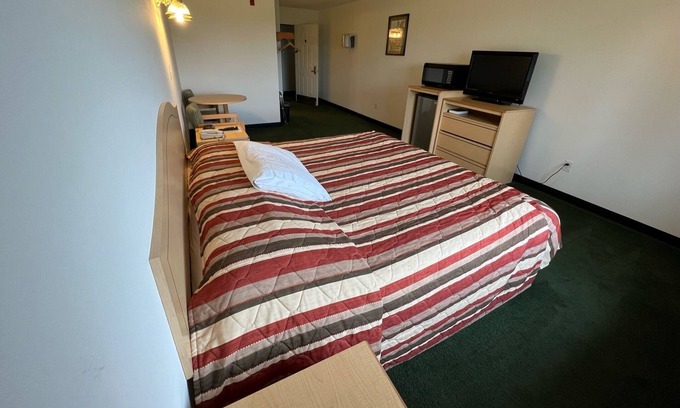 Renault Bed & Breakfast | Single King Suite with Free Breakfast and Parking!