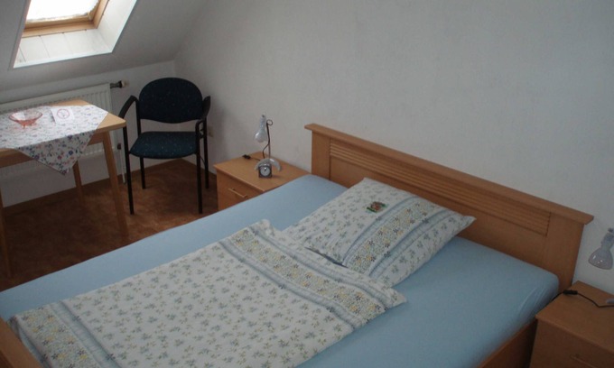 Esens Apartment | Single room 5, guesthouse Strandmuschel - Gästehaus Strandmuschel