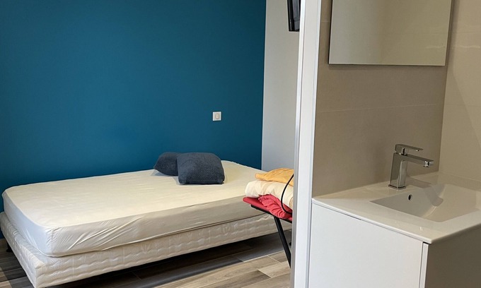 Roye Bed & Breakfast | Single room, business students.