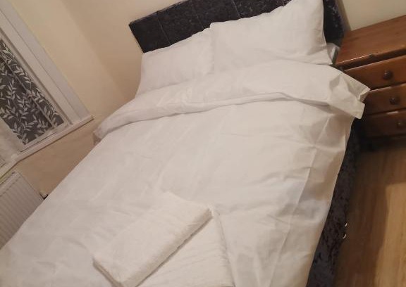 Goodmayes House | Single Room near London Seven Kings Train station