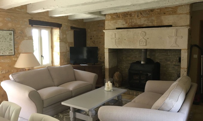 Salignac-Eyvignes House | Single storey longère covered with slabs in BLACK PERIGORD.