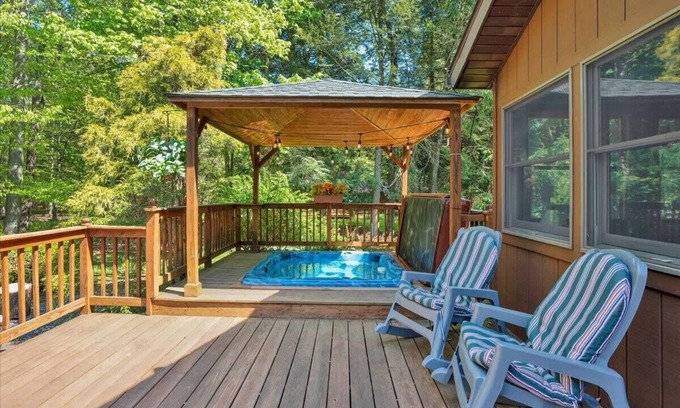 Blakeslee House | Sir Jeffrey | Modern Pocono Cabin | Hot Tub|Games