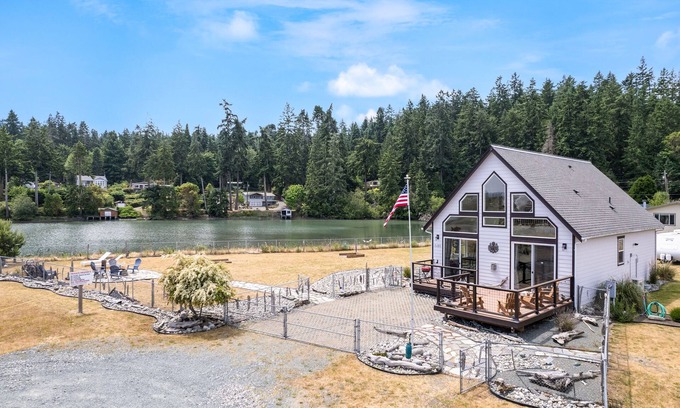Coupeville Cabin | Sisters by the Sound by AvantStay | Beach Access