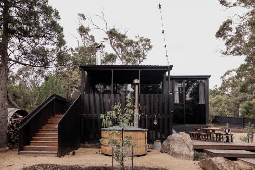 Spring Beach House | 'Sisters' - Cliff top cabin with hot tub