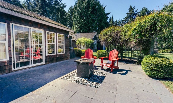 Regional District of Nanaimo House | Sit Back & Watch Waves at Rathtrevor Cottage